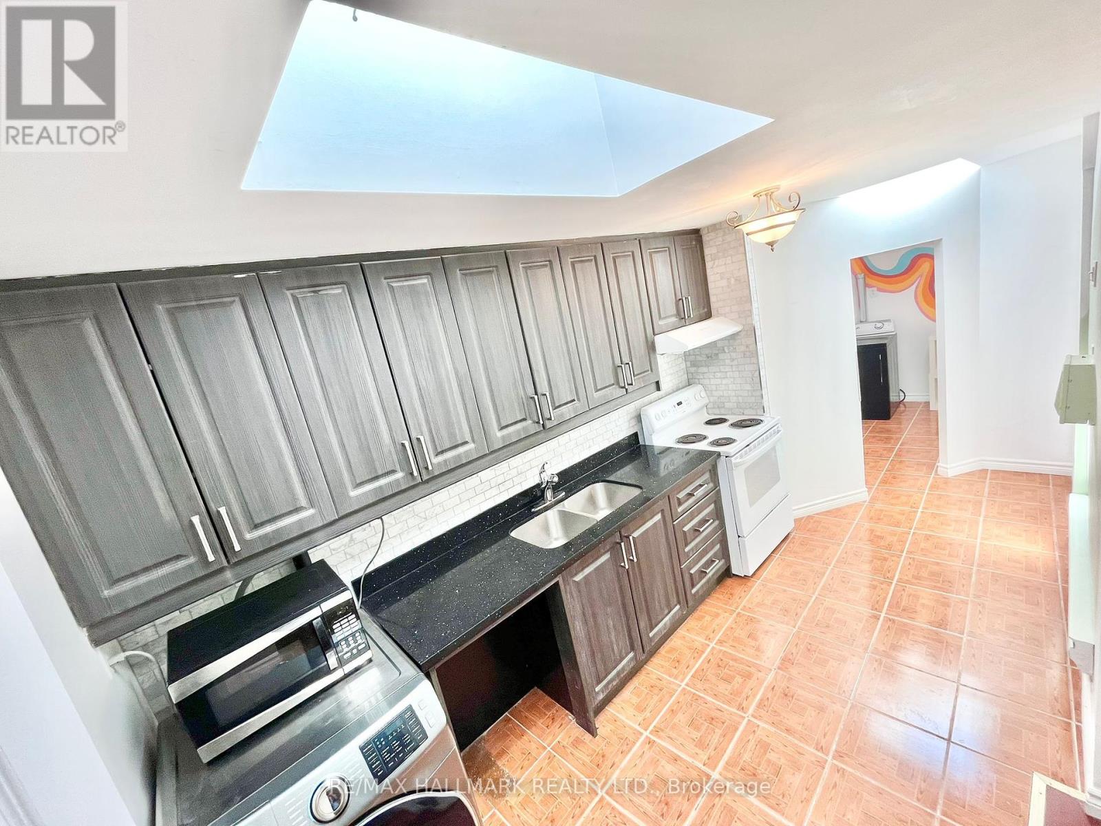 Photo 6 of Main 866 Bathurst Street, Toronto ON