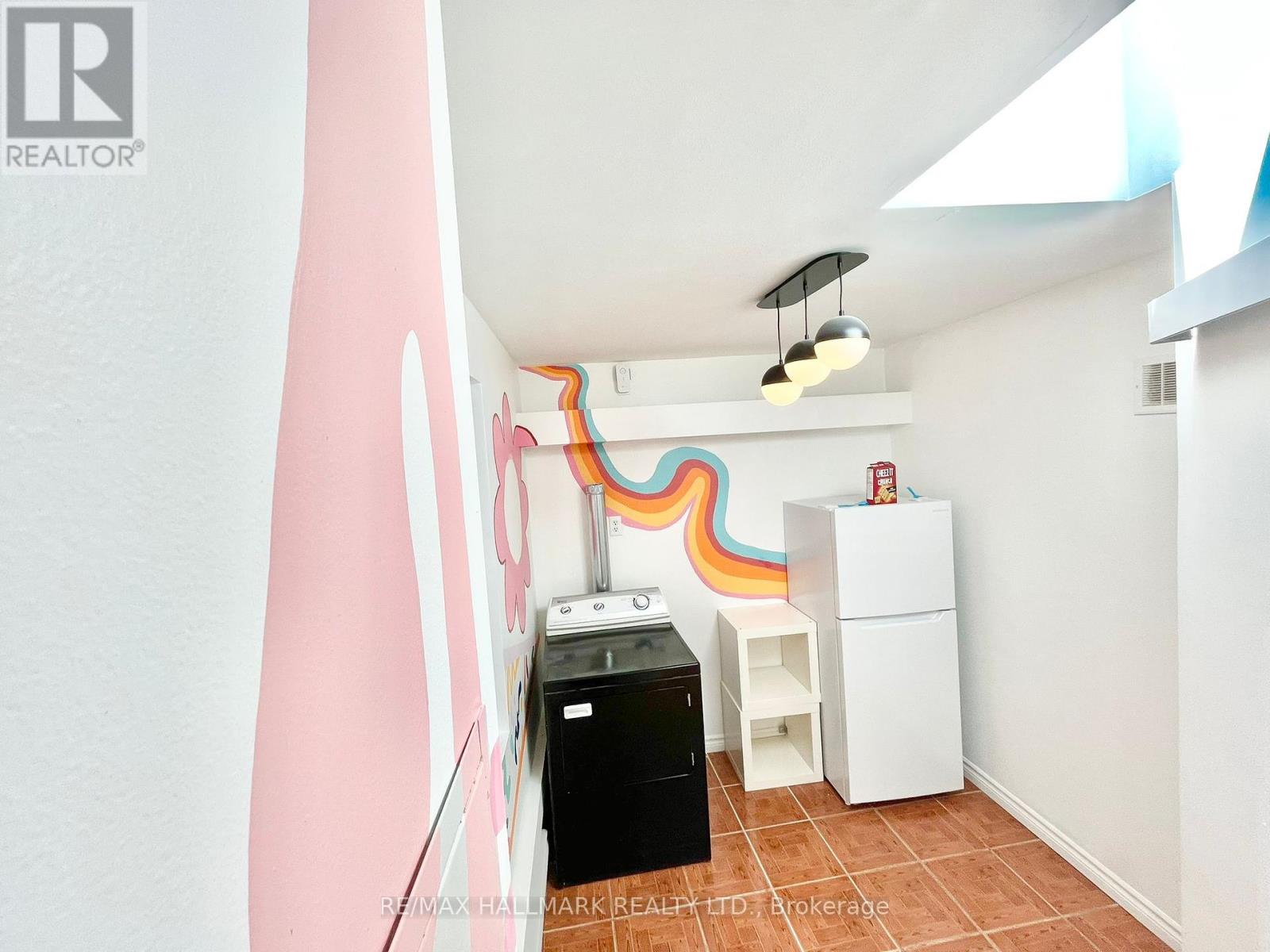 Photo 7 of Main 866 Bathurst Street, Toronto ON
