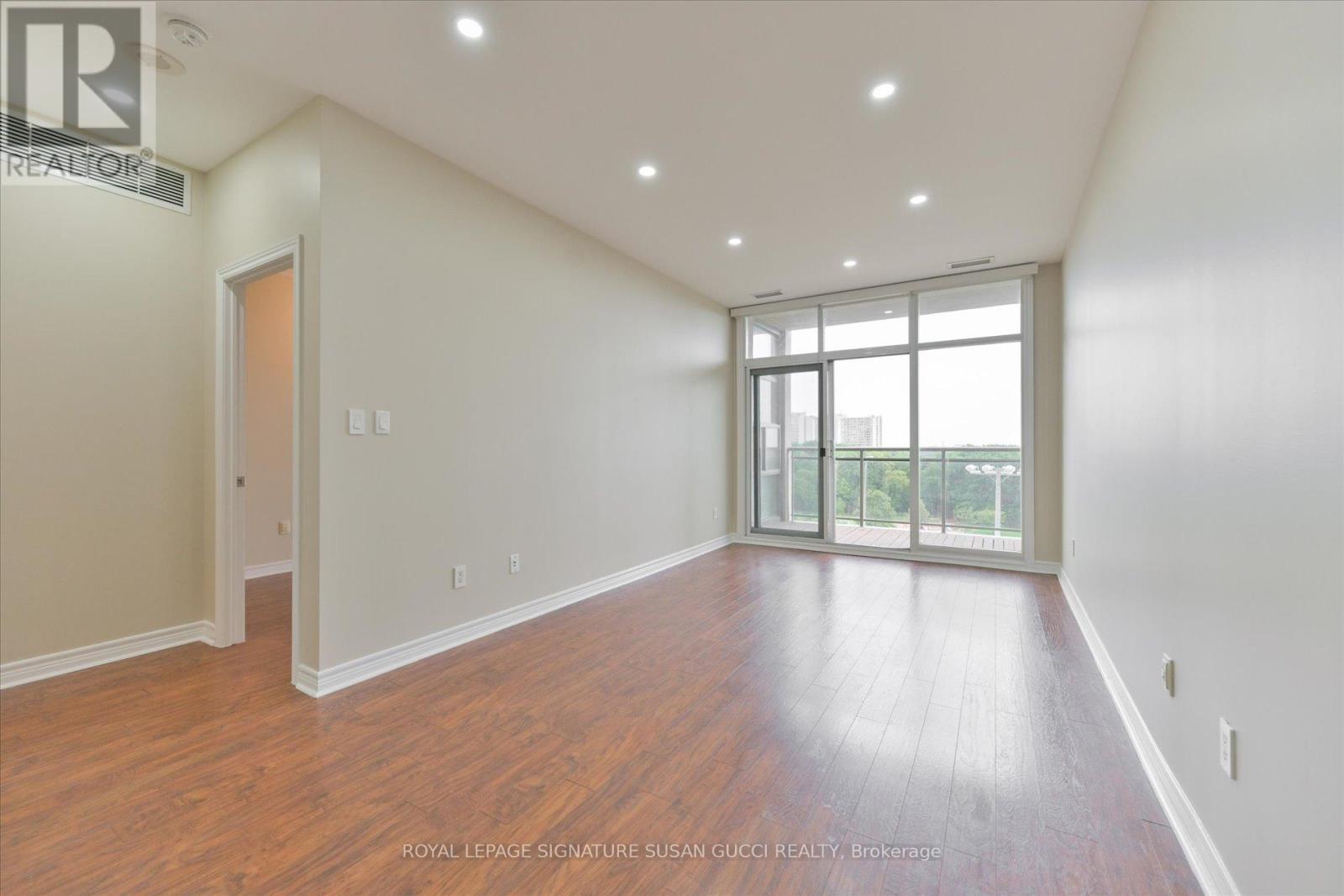 Photo 12 of 616 1 Leaside Park Drive, Toronto ON