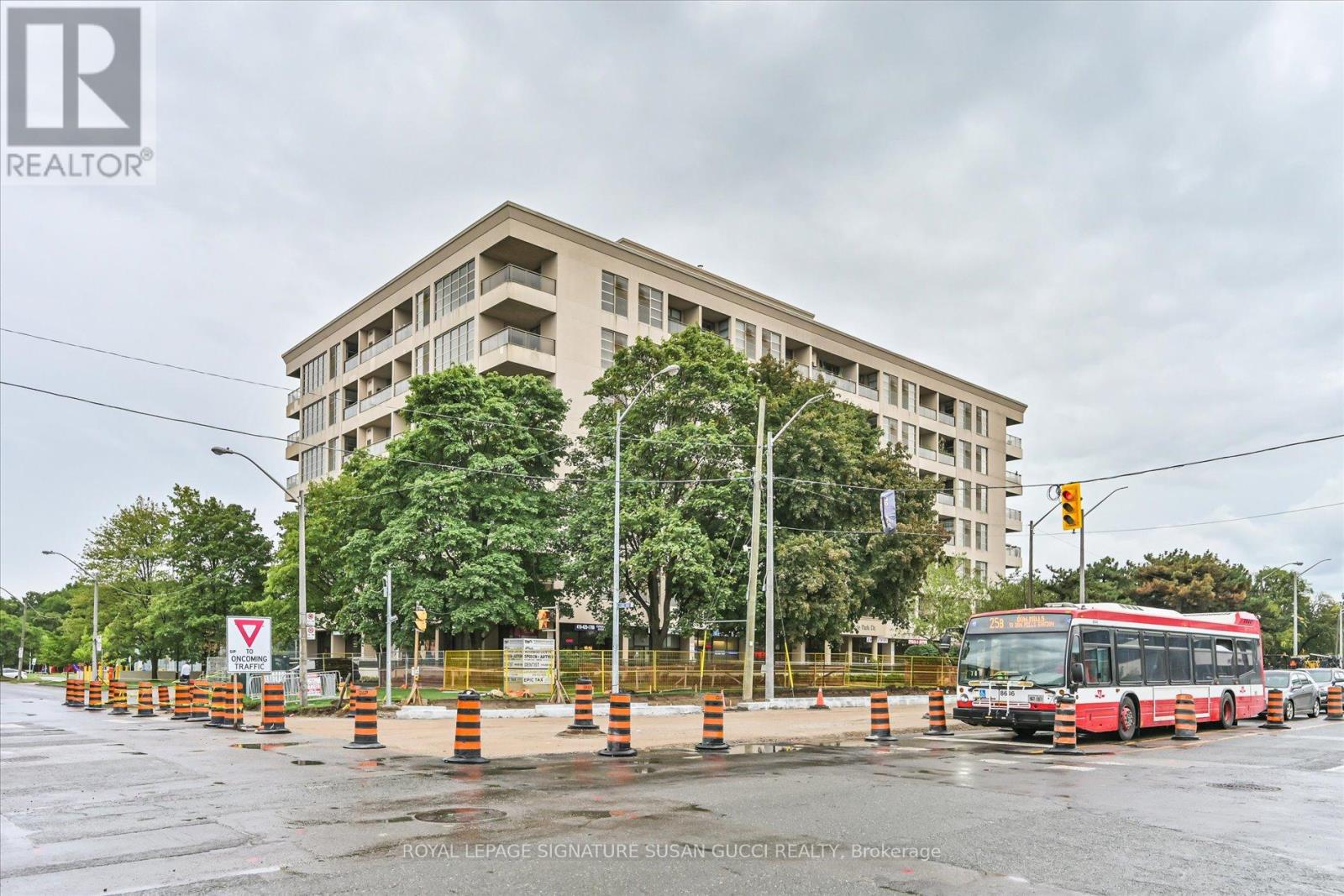 Photo 2 of 616 1 Leaside Park Drive, Toronto ON