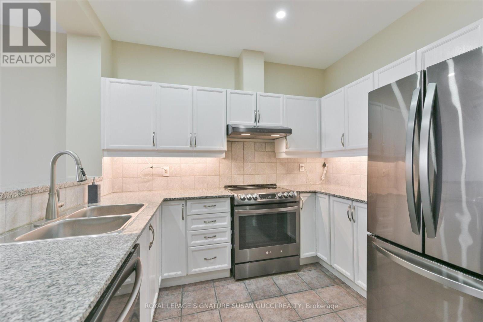 Photo 8 of 616 1 Leaside Park Drive, Toronto ON