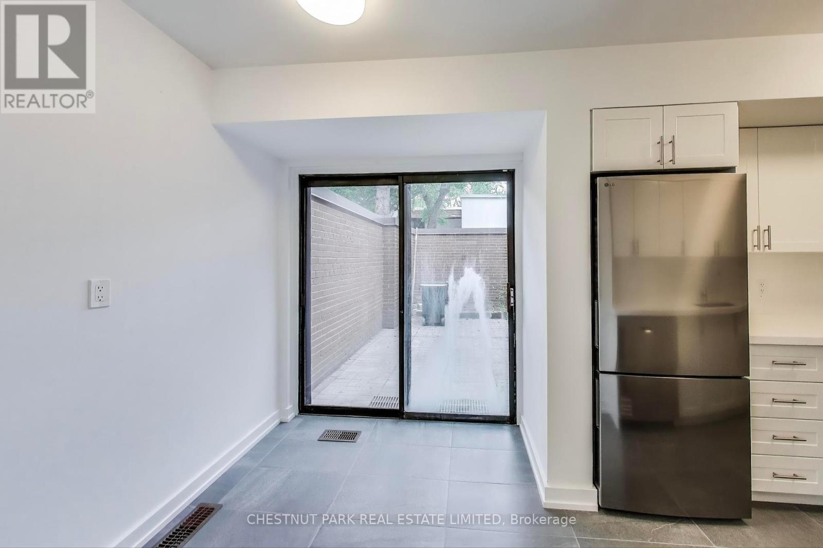 Photo 10 of 53 396 Woodsworth Road, Toronto ON
