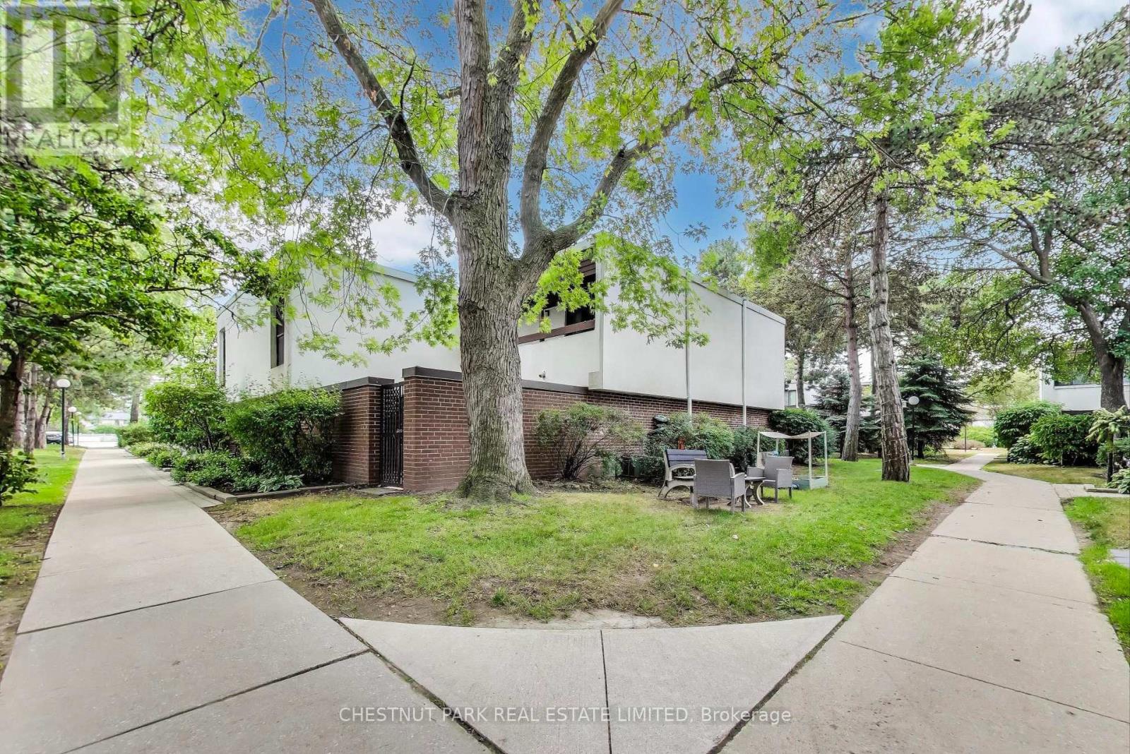 Photo 3 of 53 396 Woodsworth Road, Toronto ON