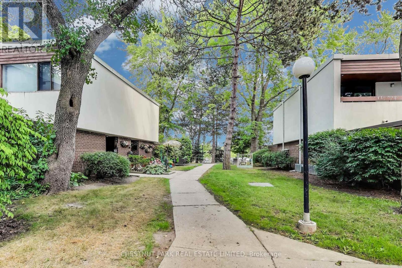 Photo 4 of 53 396 Woodsworth Road, Toronto ON