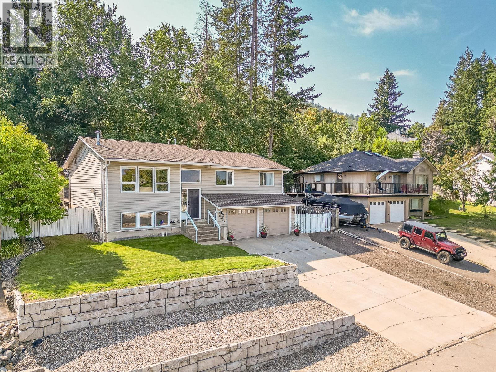 Photo 2 of 1610 16 Avenue Se, Salmon Arm BC