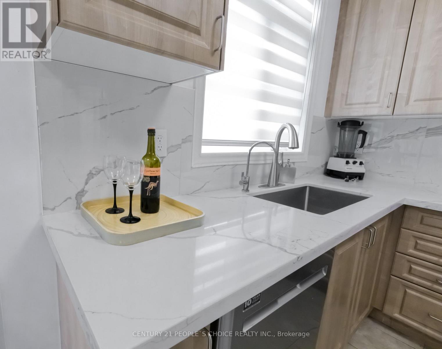 Photo 14 of 102 Roy Grove Way, Markham ON