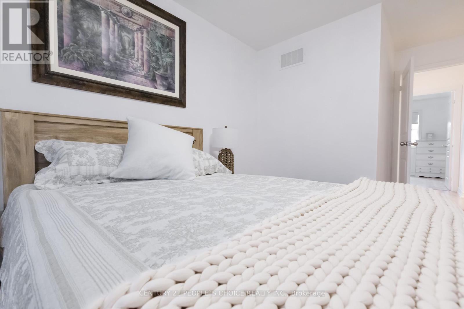 Photo 32 of 102 Roy Grove Way, Markham ON