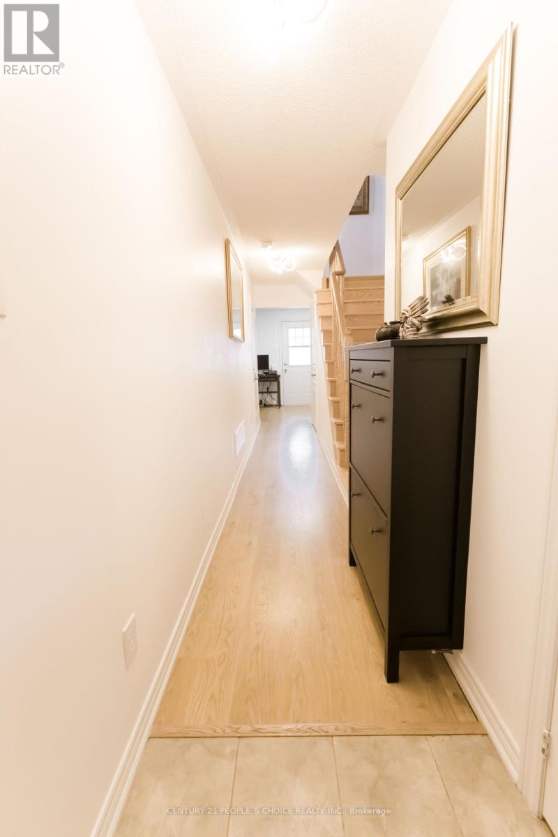 Photo 9 of 102 Roy Grove Way, Markham ON