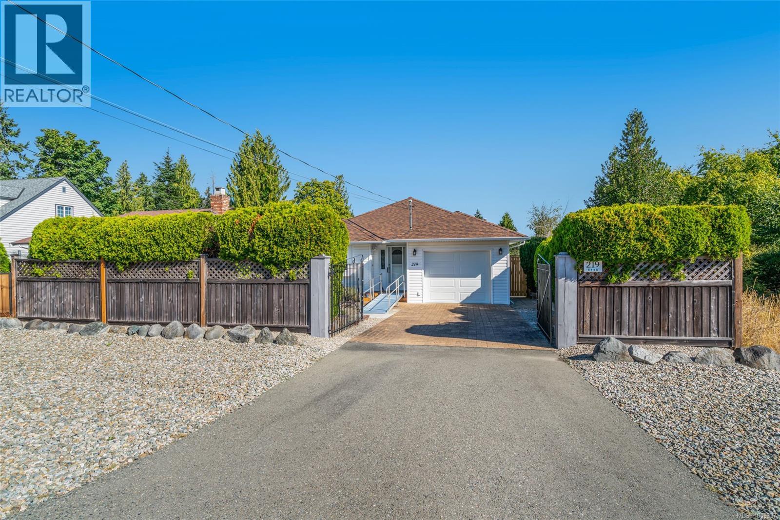 Photo 3 of 219 Sixth Ave W, Qualicum Beach BC