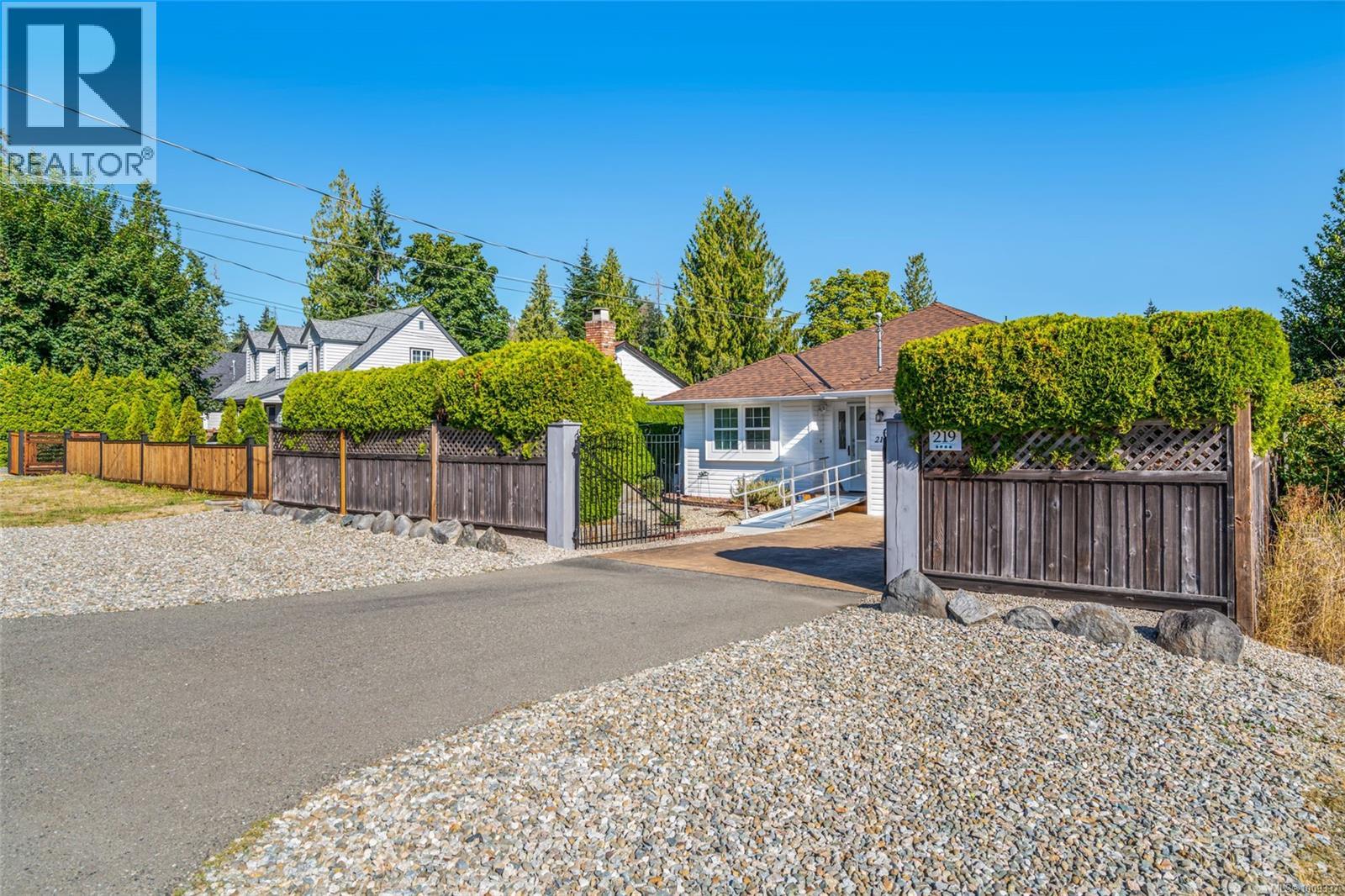 Photo 2 of 219 Sixth Ave W, Qualicum Beach BC