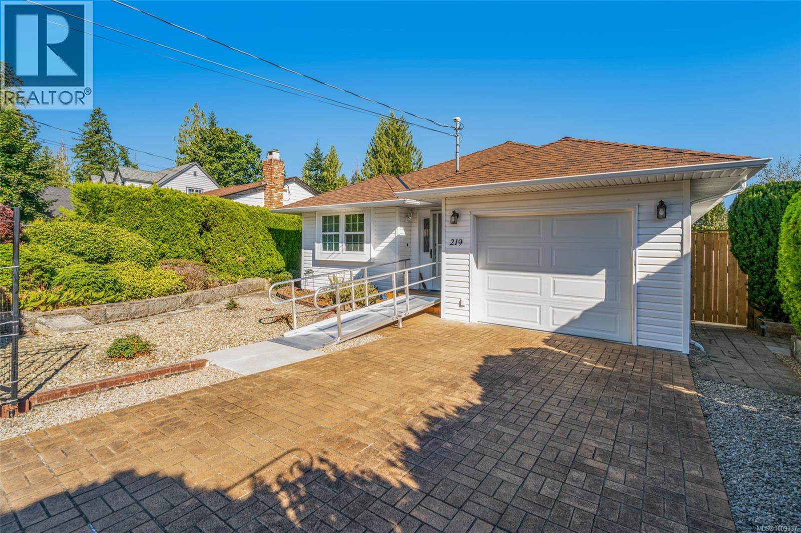 Photo 1 of 219 Sixth Ave W, Qualicum Beach BC