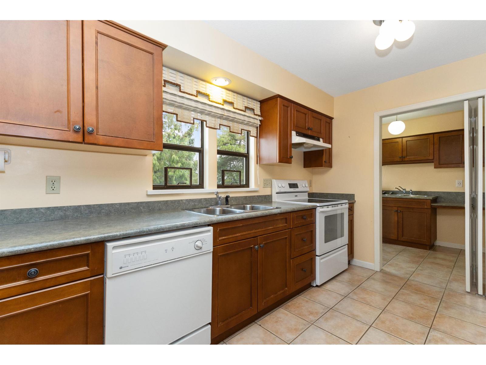 Photo 2 of 2241 Bevan Crescent, Abbotsford BC