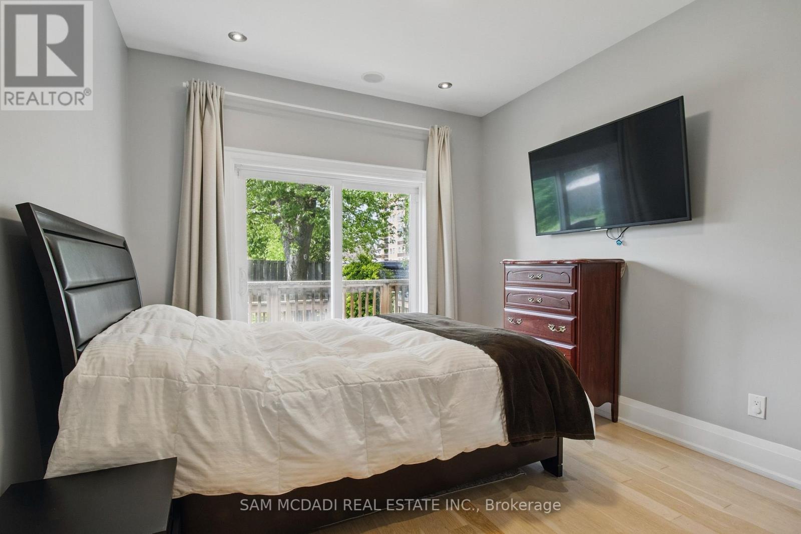 Photo 11 of 1050 Caven Street, Mississauga ON