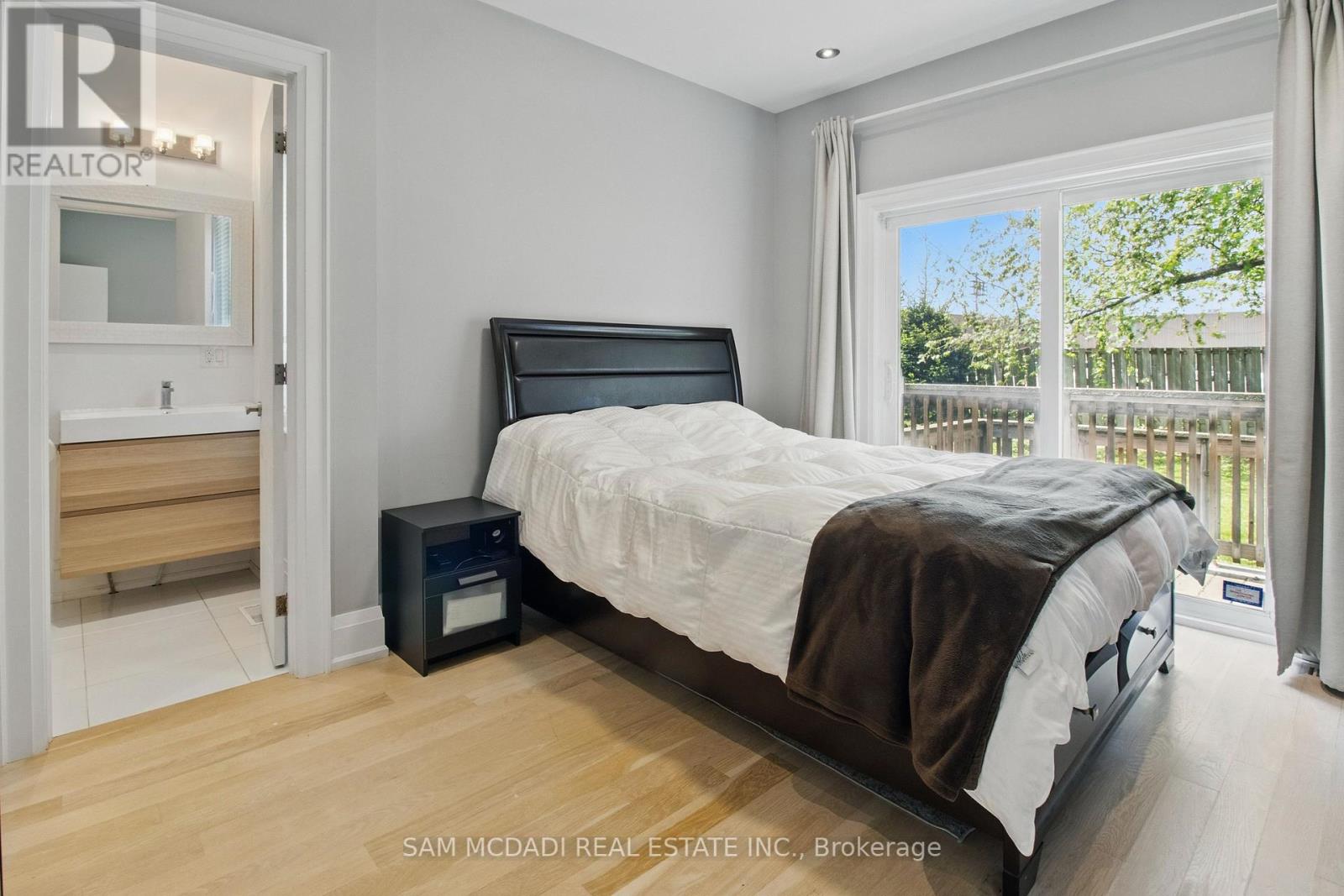 Photo 12 of 1050 Caven Street, Mississauga ON