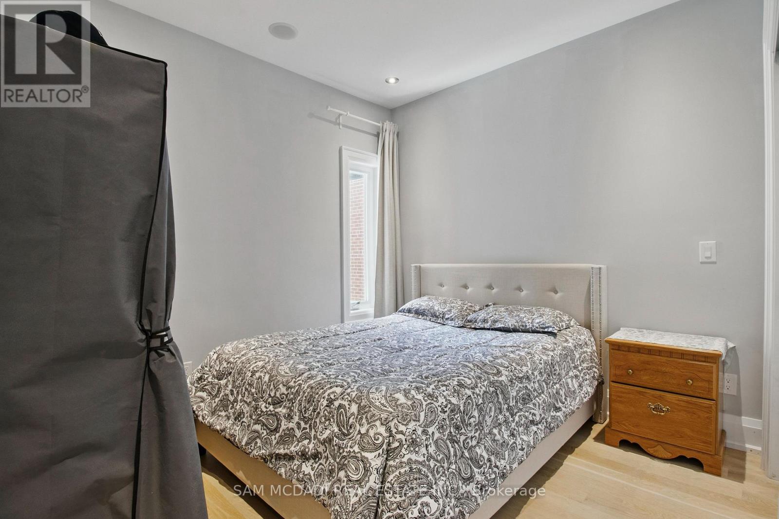 Photo 15 of 1050 Caven Street, Mississauga ON