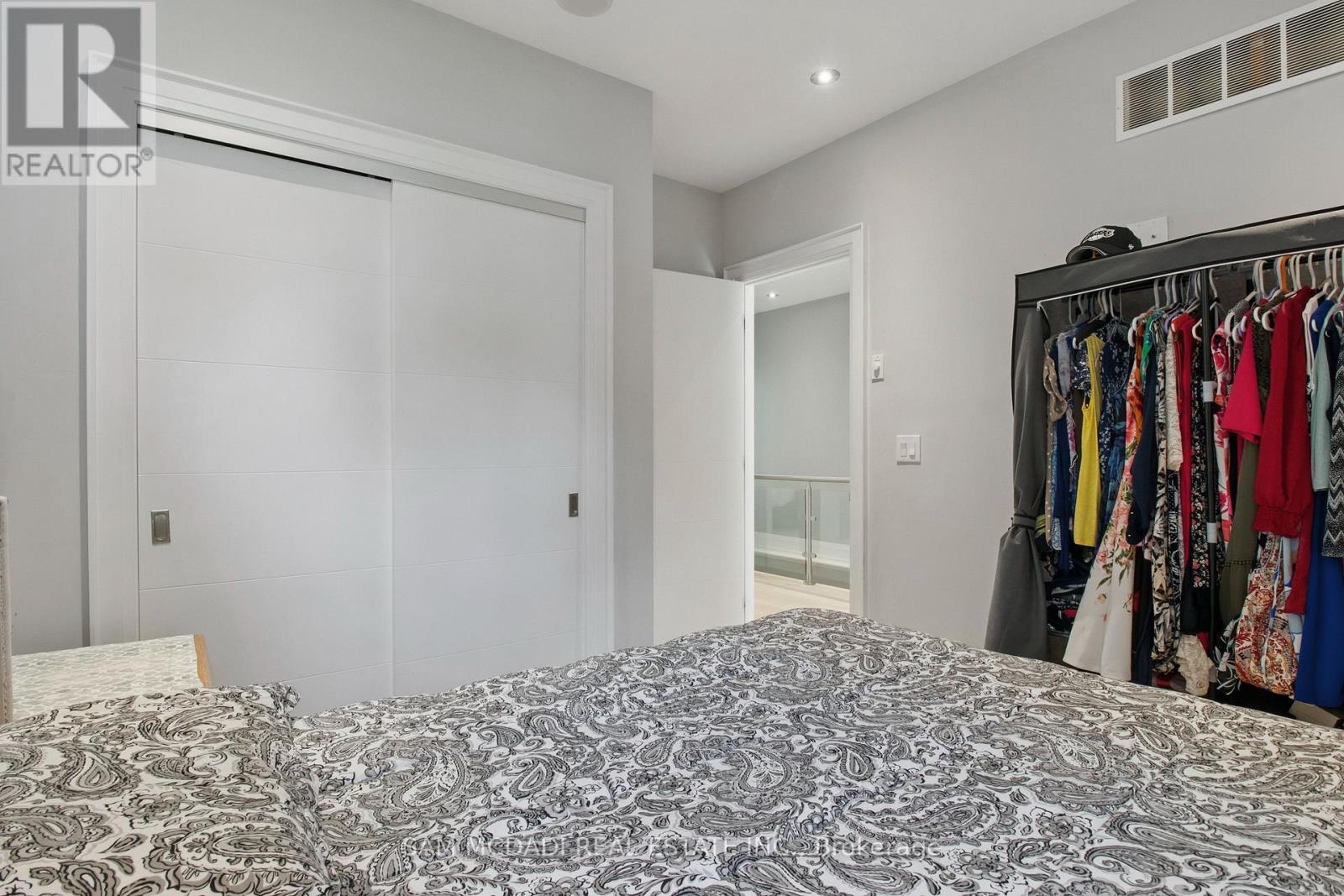Photo 17 of 1050 Caven Street, Mississauga ON