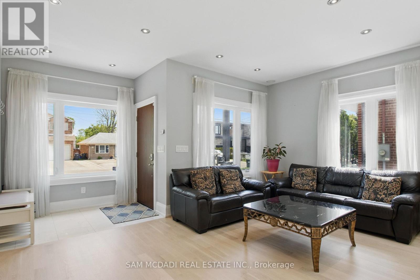 Photo 3 of 1050 Caven Street, Mississauga ON