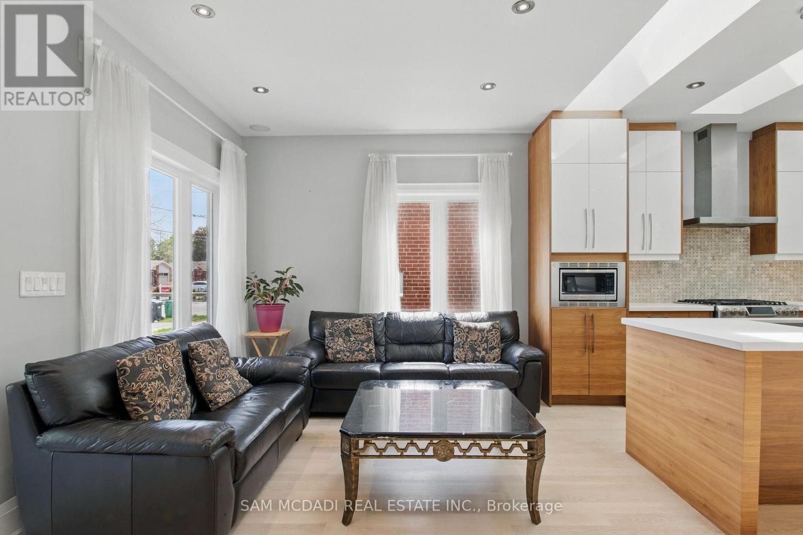 Photo 4 of 1050 Caven Street, Mississauga ON