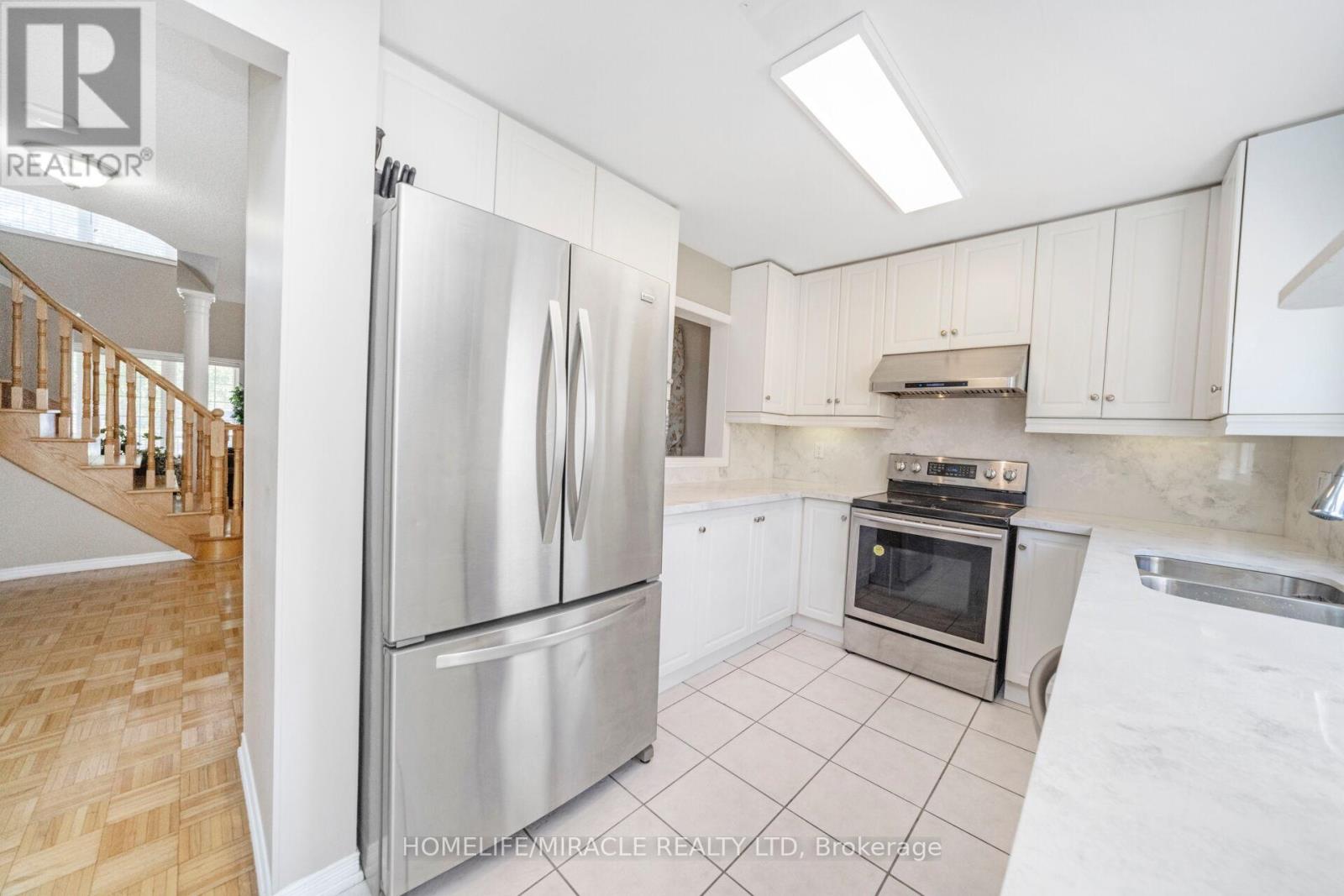 Photo 10 of 17 Mainard Crescent, Brampton ON