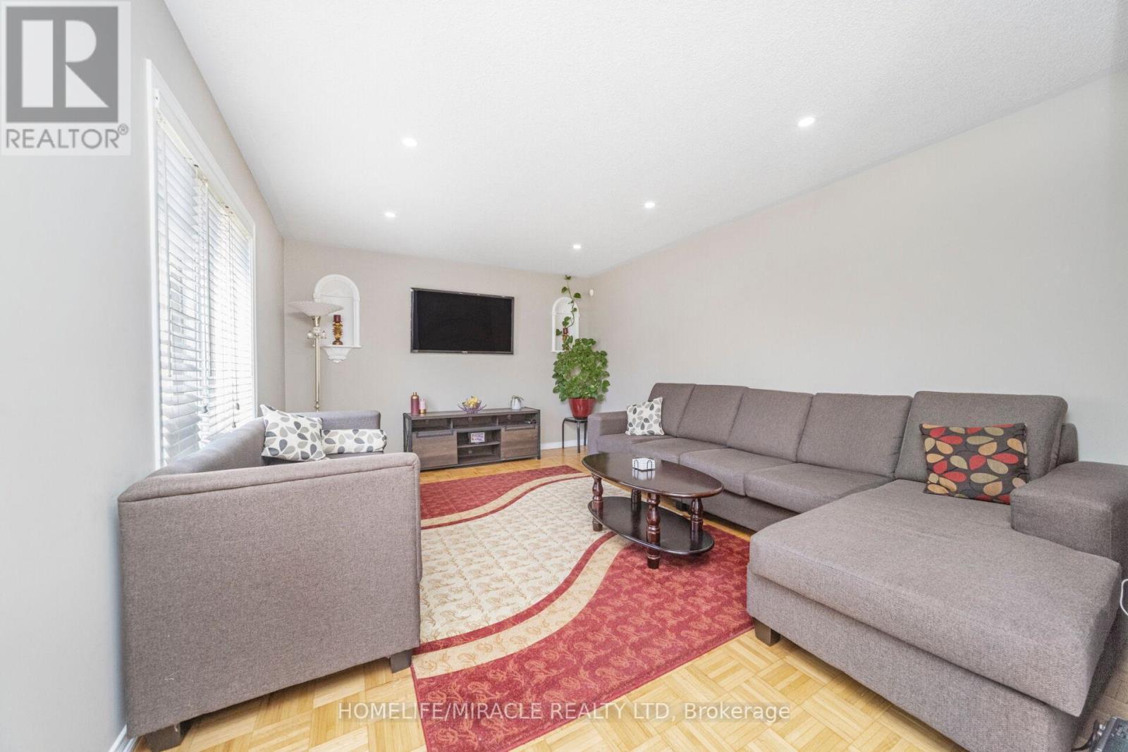 Photo 14 of 17 Mainard Crescent, Brampton ON