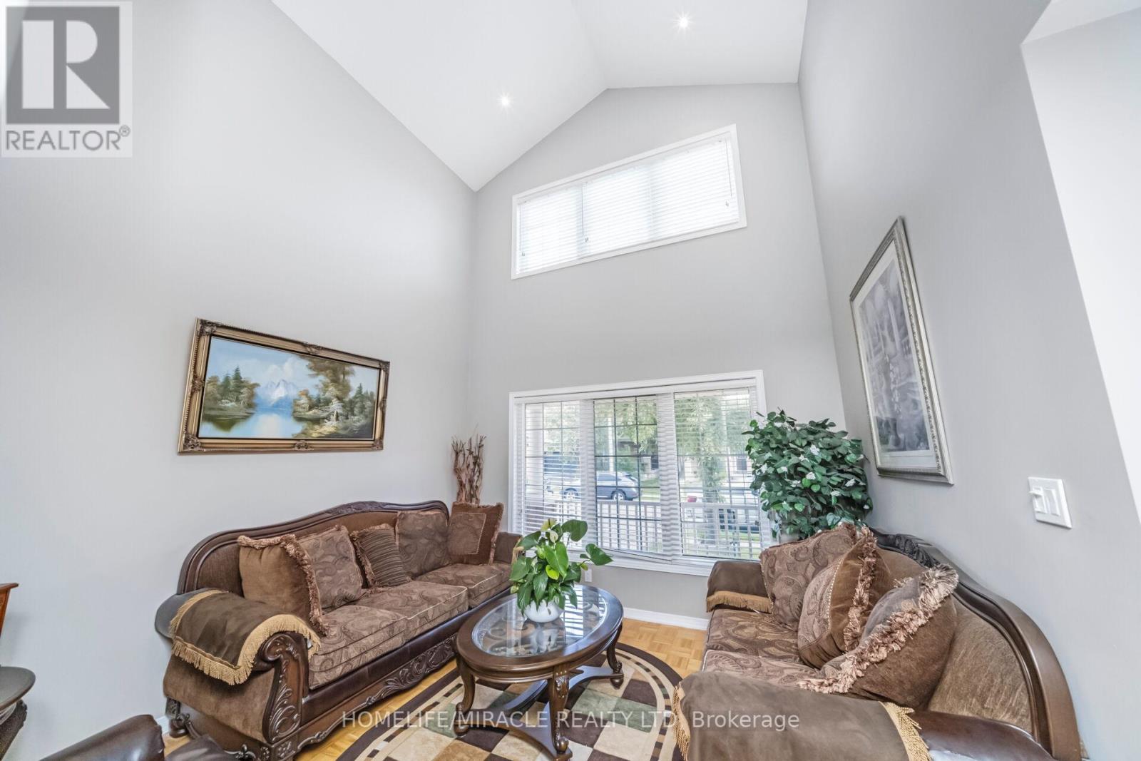 Photo 4 of 17 Mainard Crescent, Brampton ON