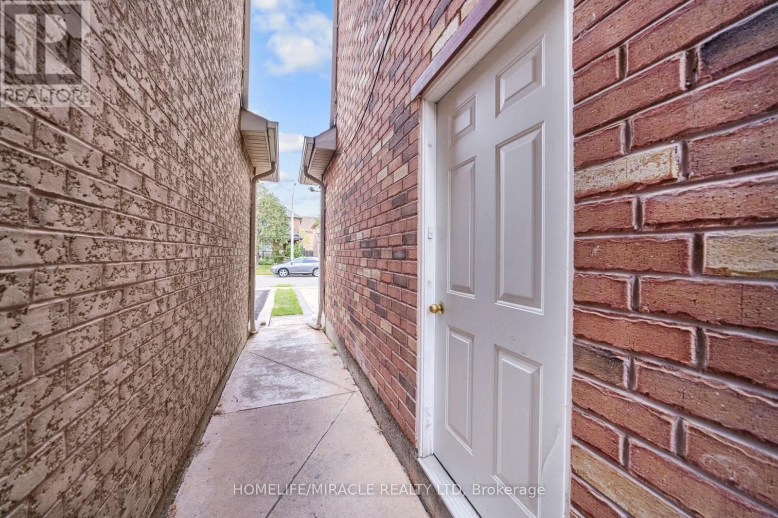 Photo 42 of 17 Mainard Crescent, Brampton ON