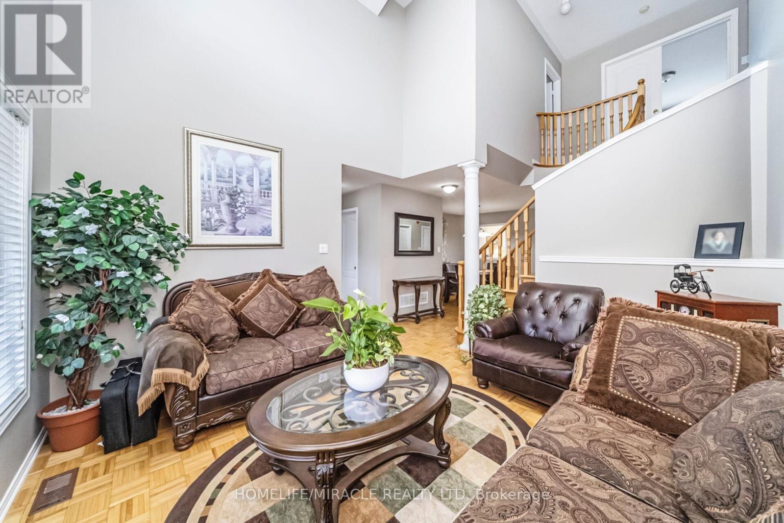 Photo 5 of 17 Mainard Crescent, Brampton ON