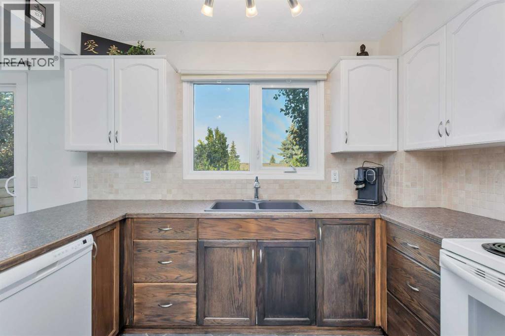 Photo 13 of 56 Lakeview Crescent, Sylvan Lake AB