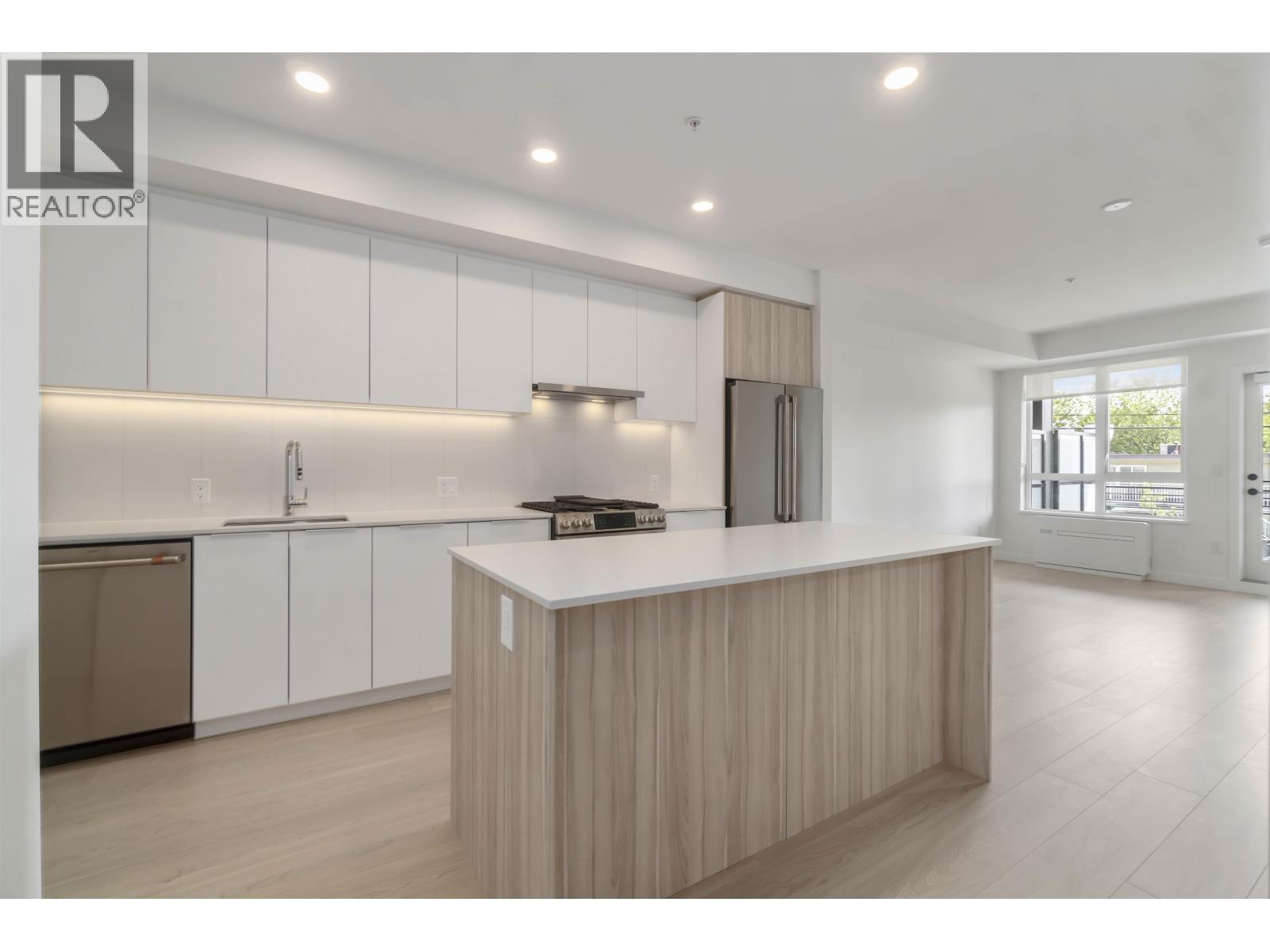 Photo 4 of 212 2450 Garden Drive, Vancouver BC