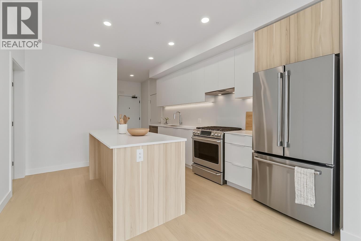 Photo 5 of 212 2450 Garden Drive, Vancouver BC