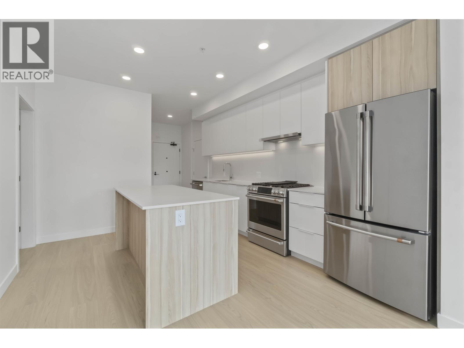 Photo 6 of 212 2450 Garden Drive, Vancouver BC