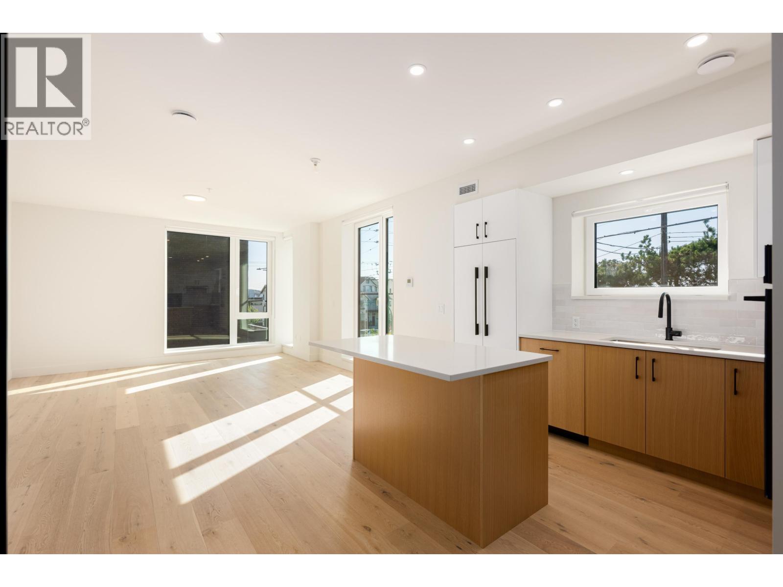 Photo 10 of Th 6 610 E 3rd Street, North Vancouver BC