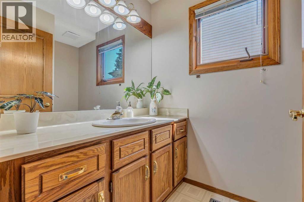 Photo 8 of 11554 Douglas Woods Rise Se, Calgary AB