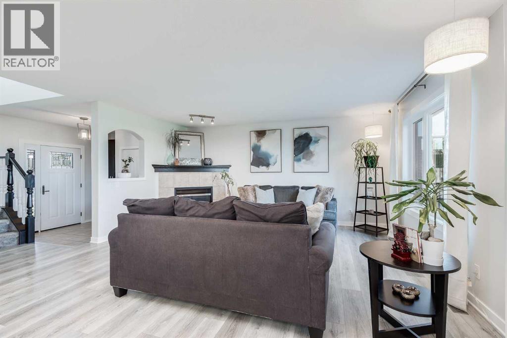 Photo 5 of 522 Stonegate Road Nw, Airdrie AB