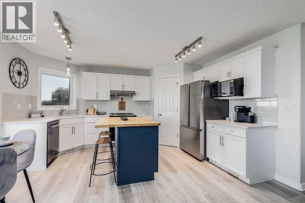 Photo 11 of 522 Stonegate Road Nw, Airdrie AB