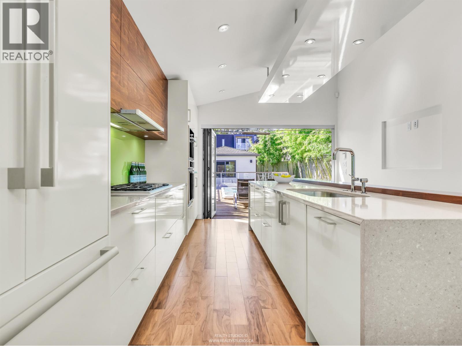 Photo 3 of 534 E 29th Avenue, Vancouver BC