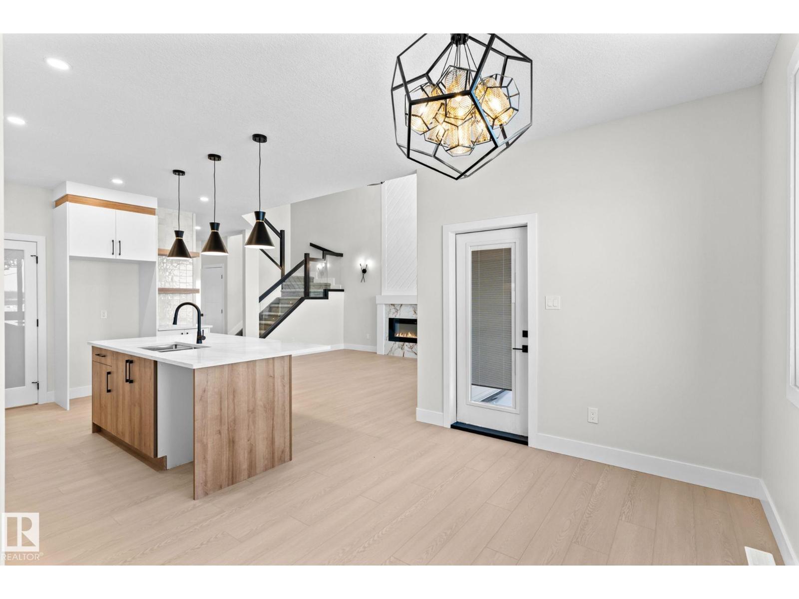 Photo 10 of 8512 181 Av Nw, Edmonton AB