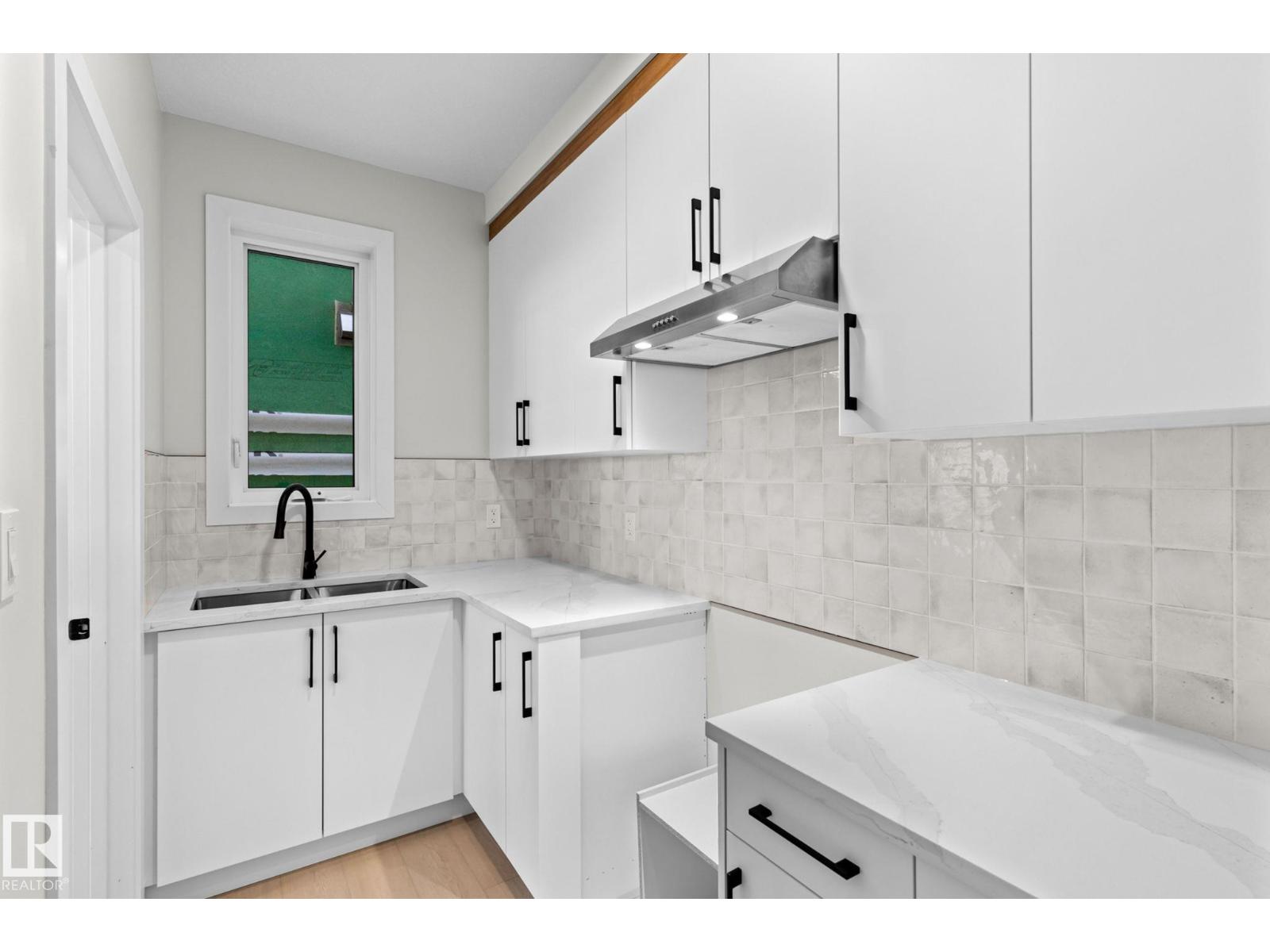 Photo 11 of 8512 181 Av Nw, Edmonton AB