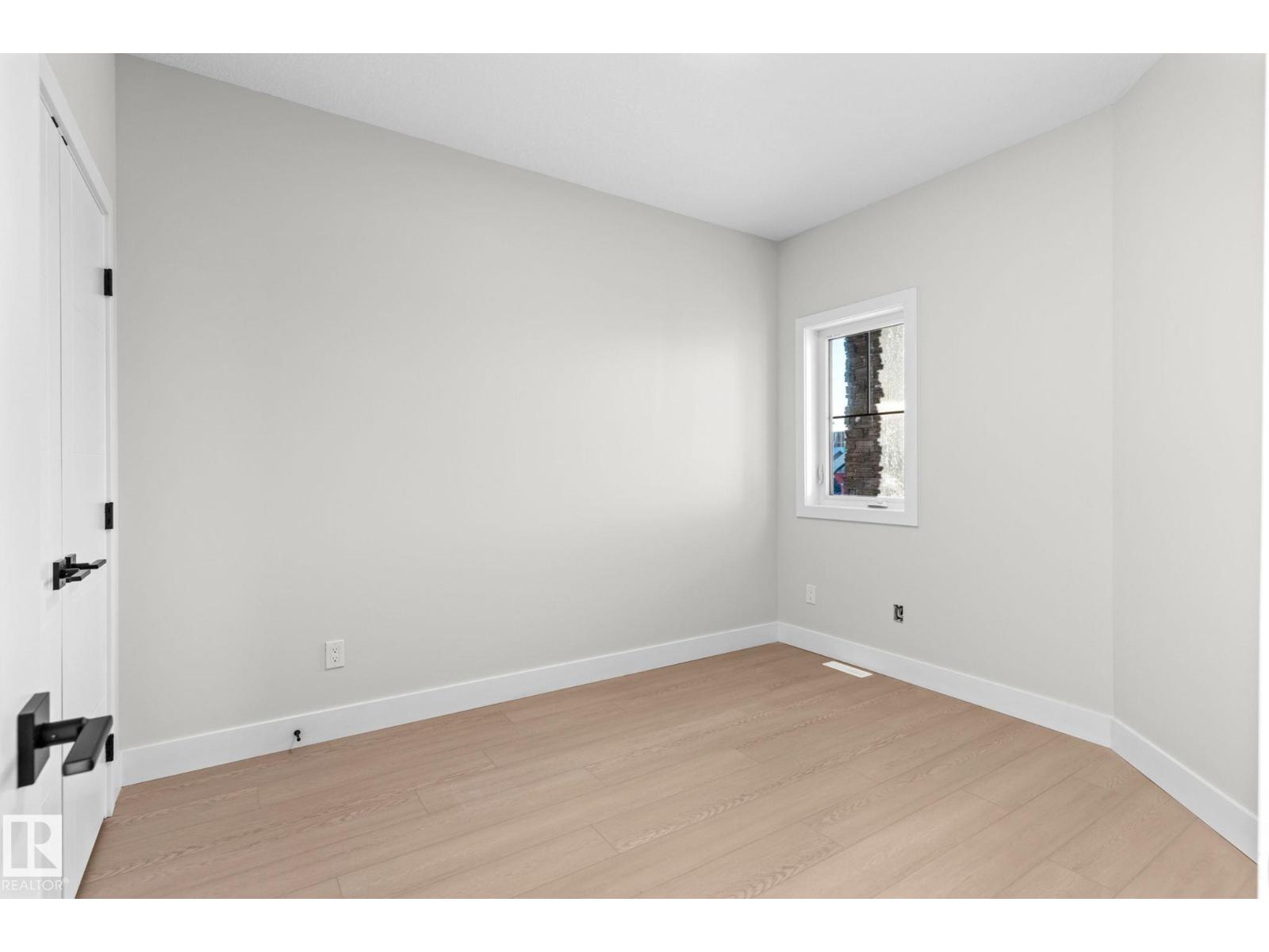Photo 12 of 8512 181 Av Nw, Edmonton AB