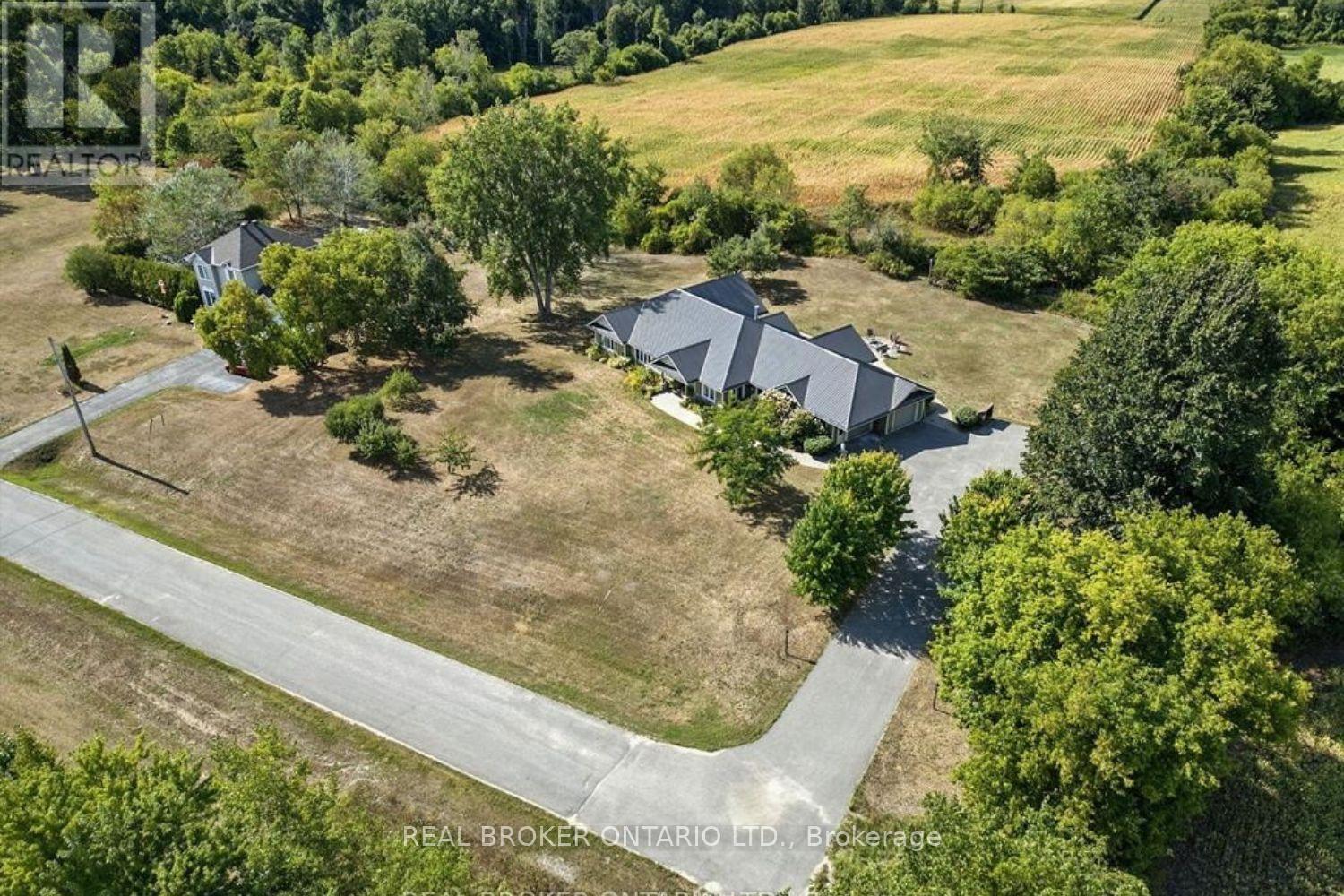 Photo 4 of 39 Cambridge Court, North Grenville ON