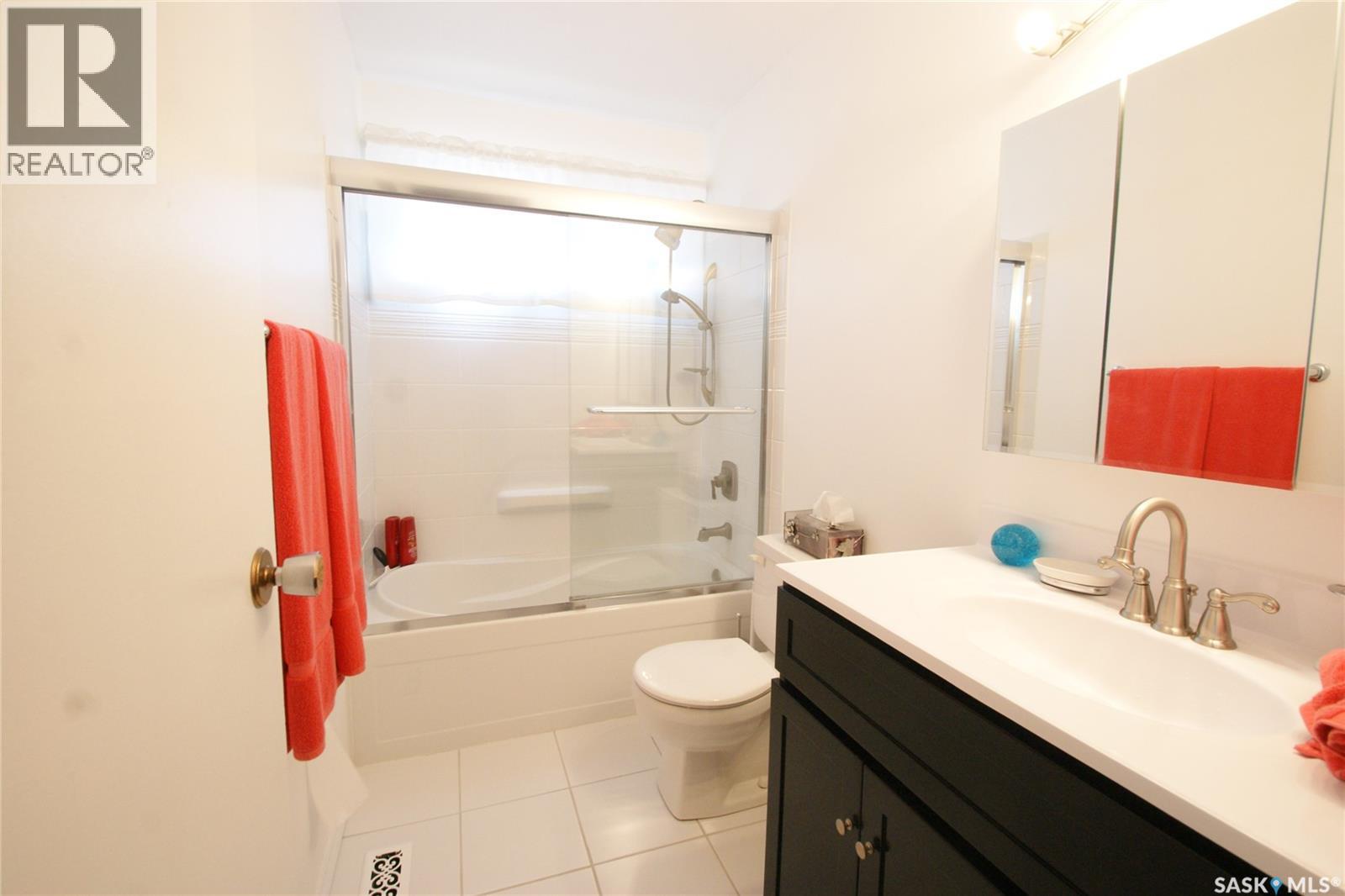 Photo 9 of 3209 33rd Street W, Saskatoon SK