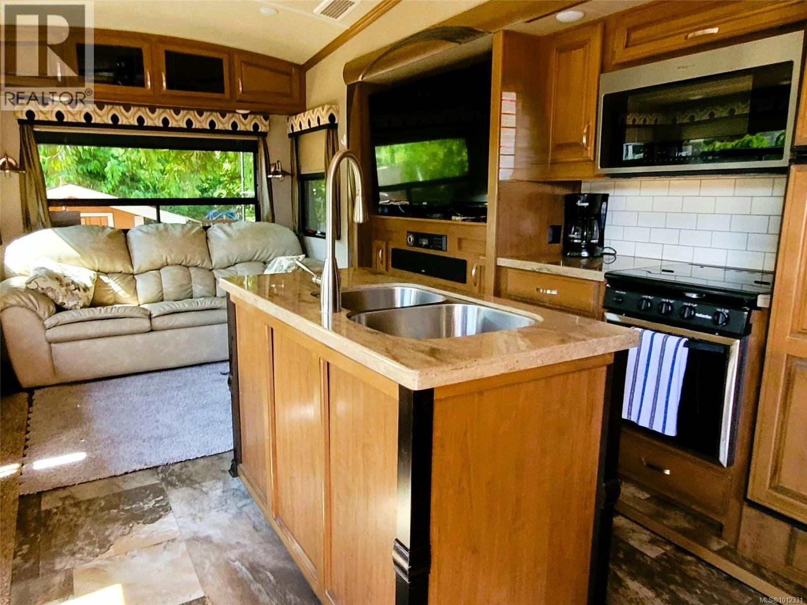 #35 6050 Island Hwy W - 16