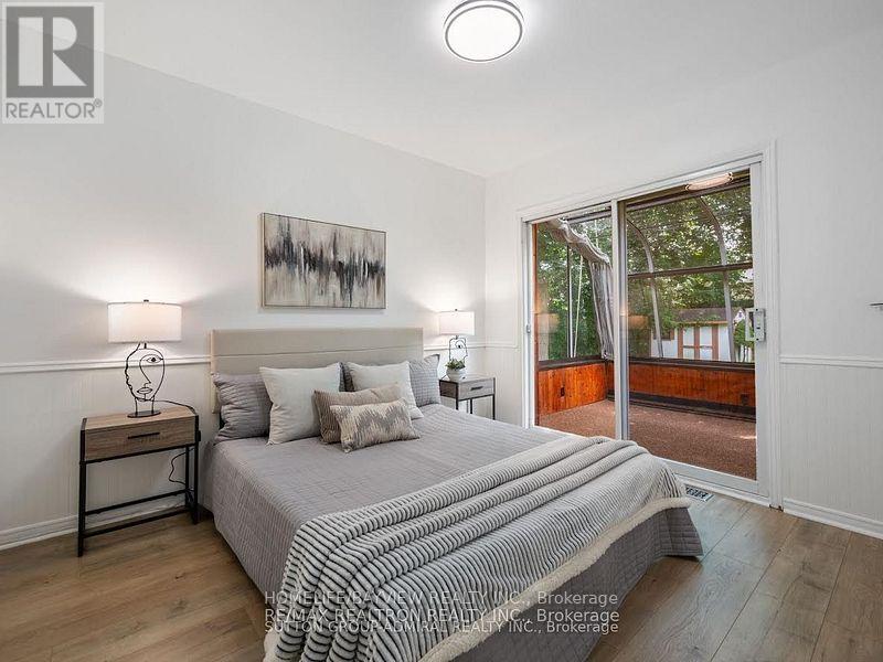 Photo 10 of 95 Murray Drive S, Aurora ON