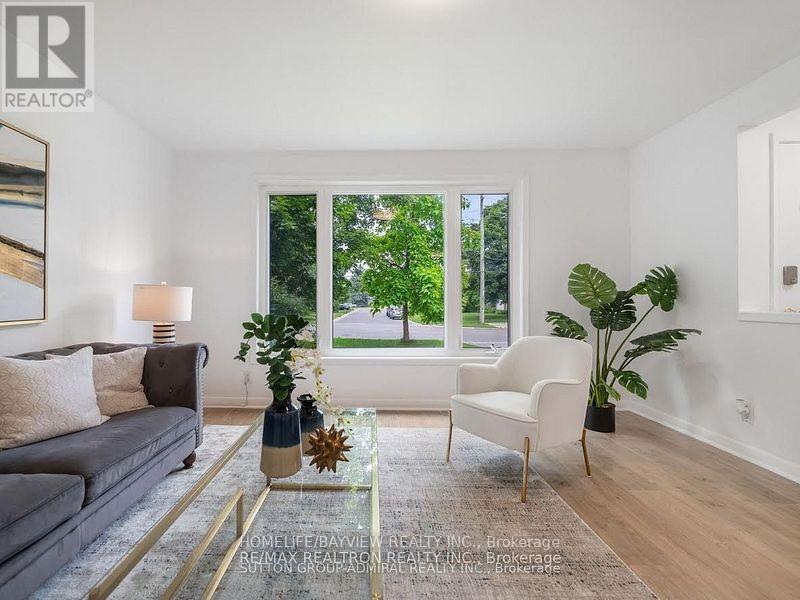 Photo 3 of 95 Murray Drive S, Aurora ON