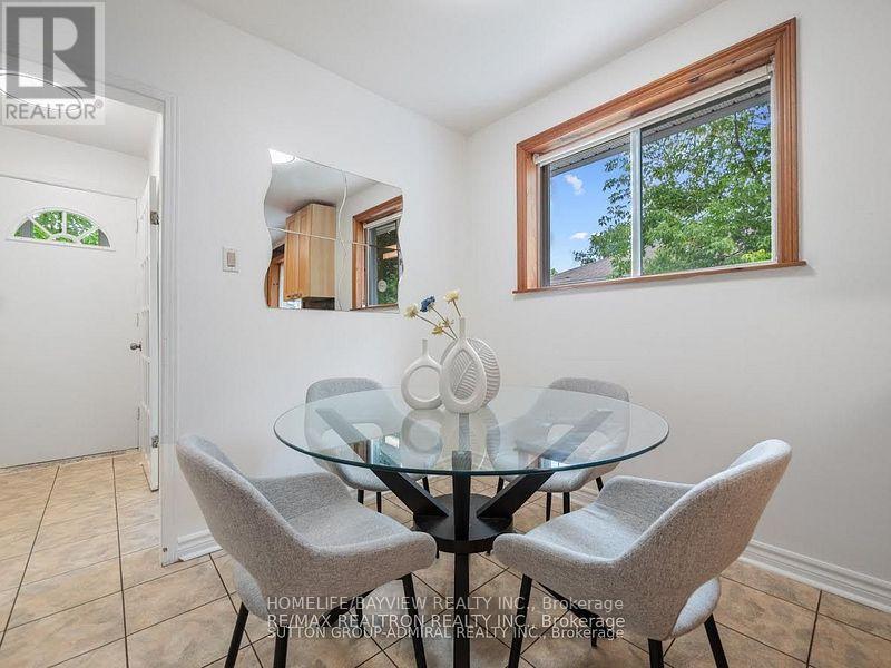 Photo 4 of 95 Murray Drive S, Aurora ON