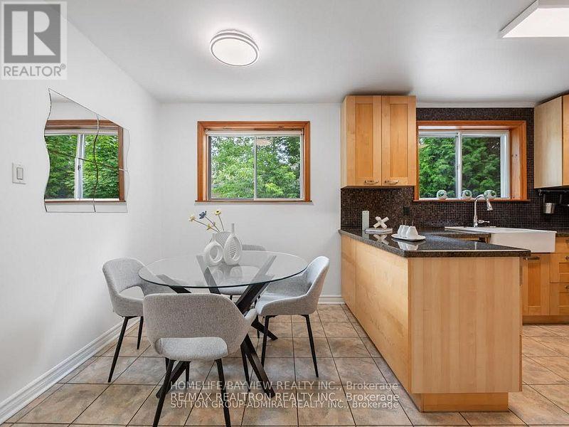 Photo 5 of 95 Murray Drive S, Aurora ON