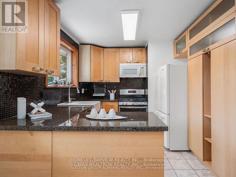 Photo 6 of 95 Murray Drive S, Aurora ON