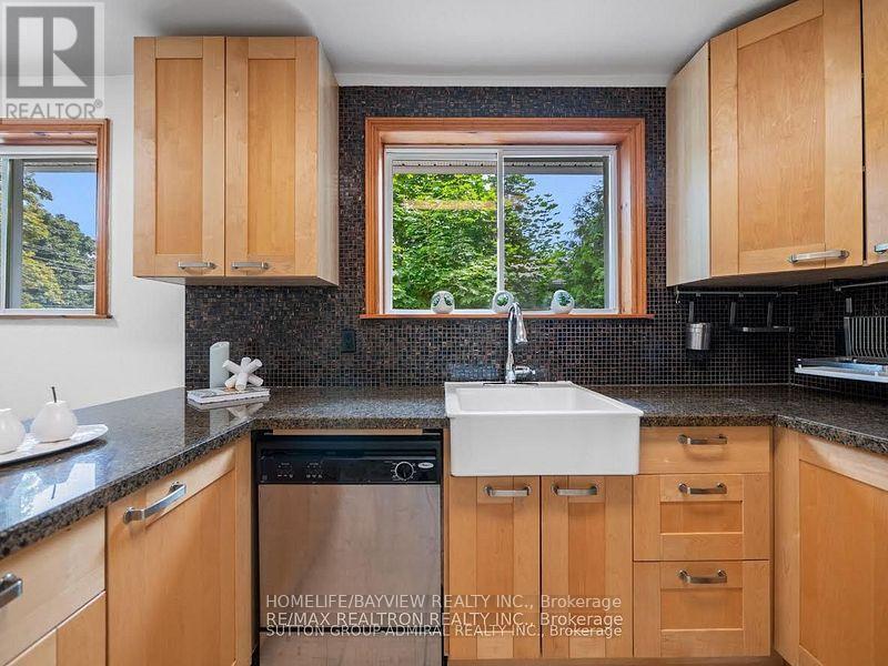 Photo 7 of 95 Murray Drive S, Aurora ON