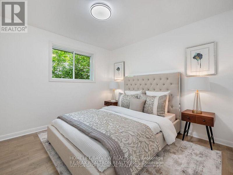 Photo 9 of 95 Murray Drive S, Aurora ON