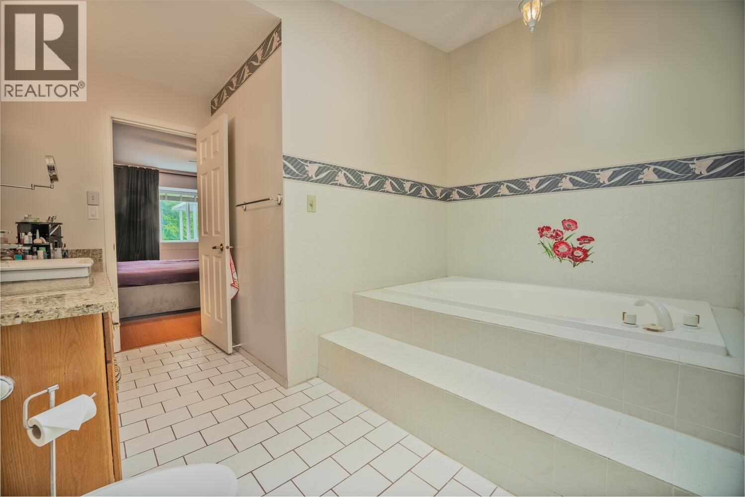 Photo 10 of 7932 Rosewood Street, Burnaby BC